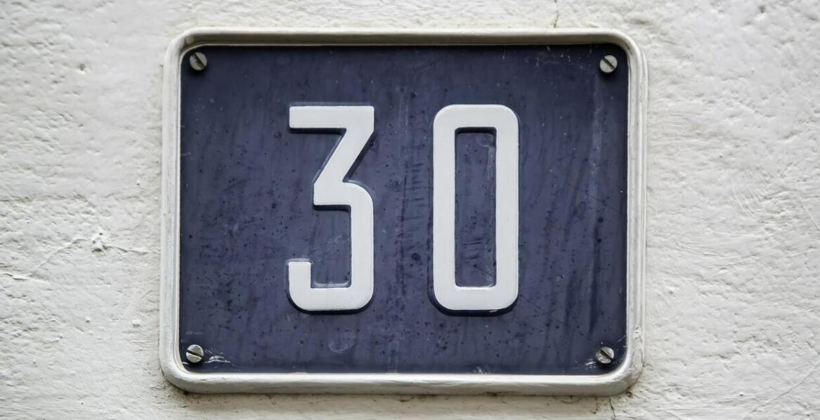 Zalety stosowania metalowych numerów na domach w różnych warunkach atmosferycznych