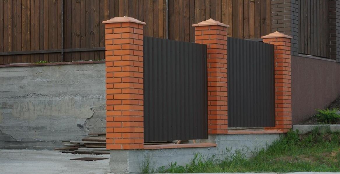 Jak dobrać kolor i styl podmurówki do ogrodzenia?