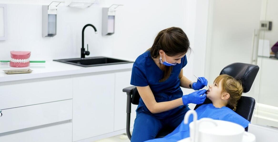 Całodobowa specjalistyczna opieka stomatologiczna dla dzieci dostępna.