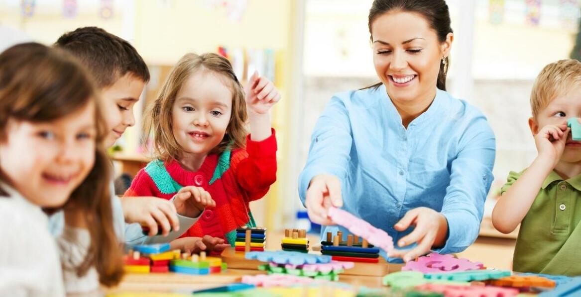 Jak tematyczne zajęcia dla 4-latków w naszym przedszkolu stymulują poznawczy rozwój dzieci?