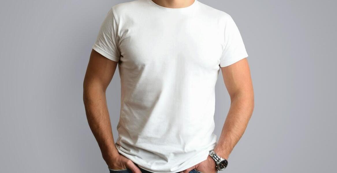 Czy męski T-shirt z Fiatem 125p pasuje do każdej okazji? Analiza stylizacyjna.