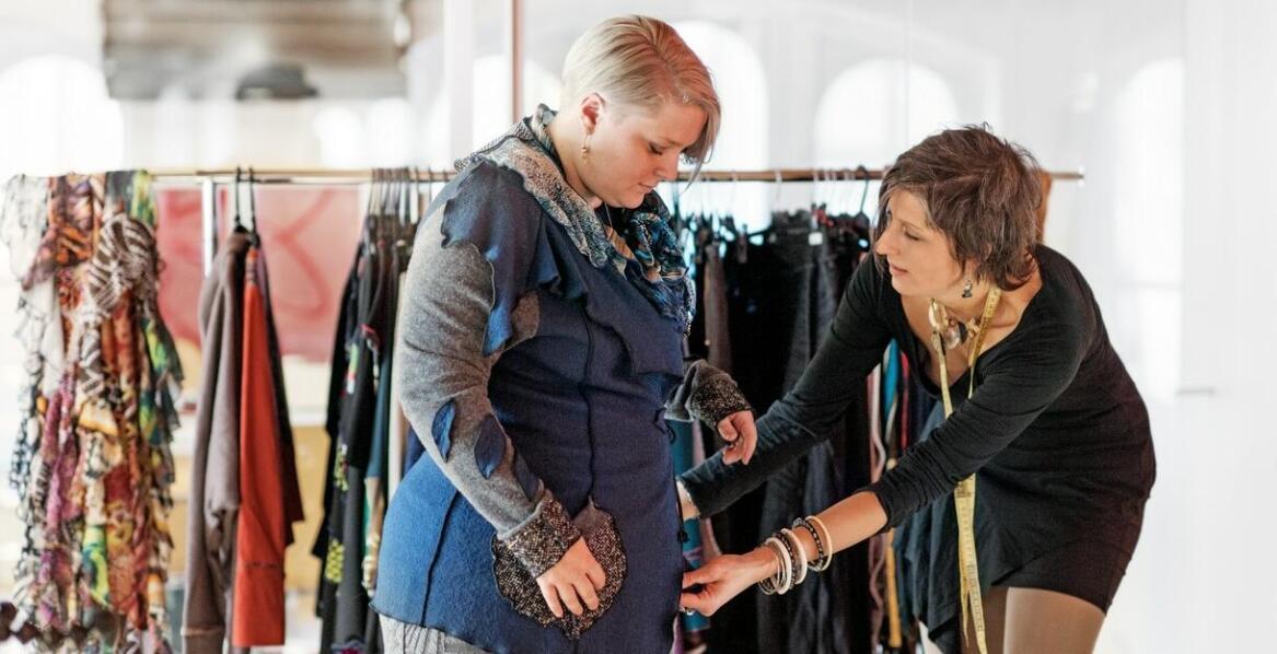 Profesjonalne stylizacyjne sesje – jak stworzyć spójny modowy wizerunek?