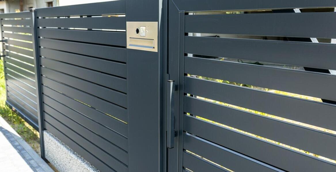 Metalowe ogrodzenia ze sztachet a ochrona prywatności na posesji