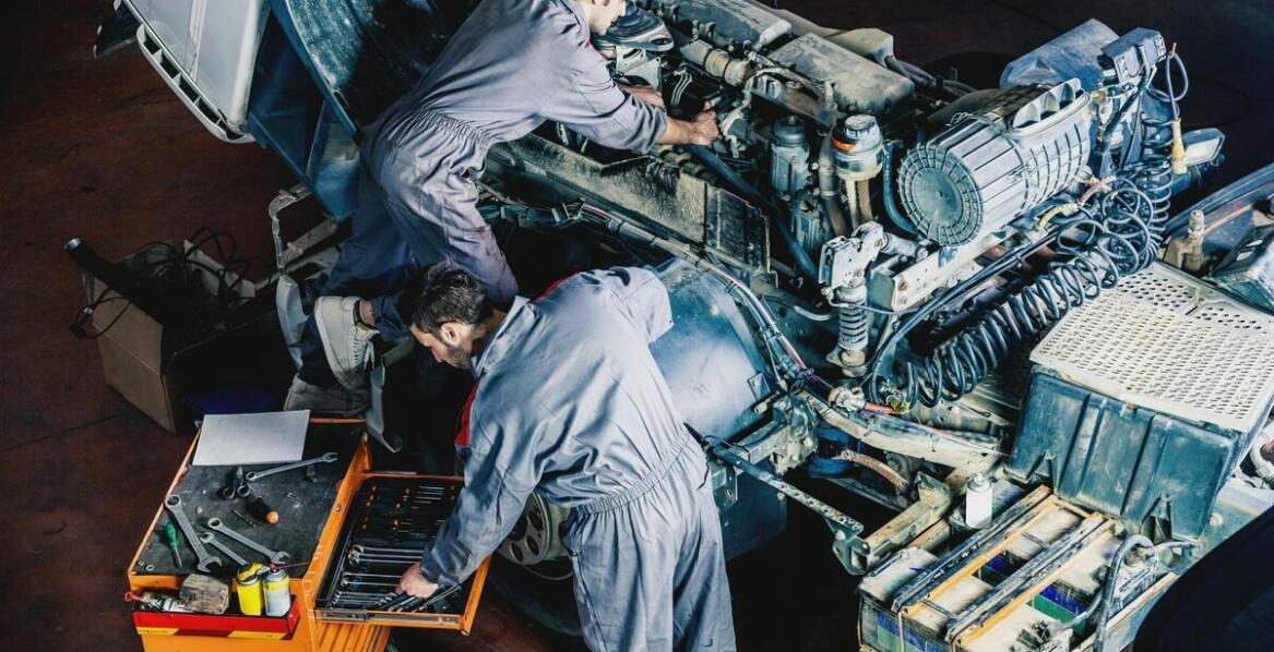 Jak regeneracja hydraulicznych silników wpływa na operacyjne koszty przedsiębiorstwa?