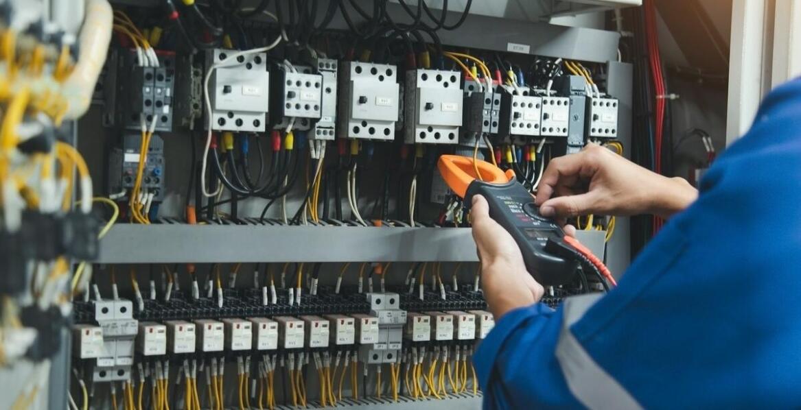 Zastosowanie układów do kompensacji mocy biernej w budynkach przemysłowych