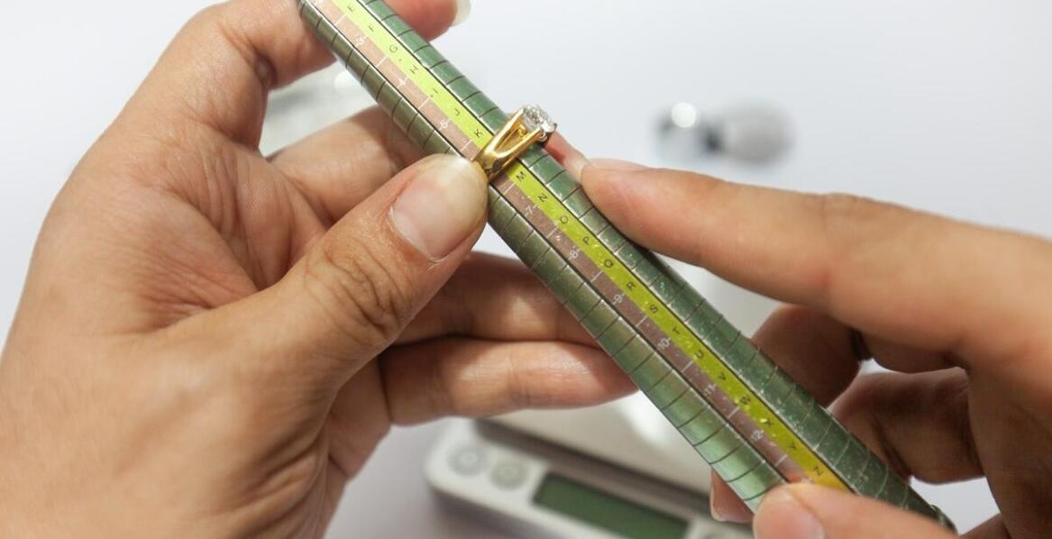 Przewodnik po rozmiarach pierścionków w różnych krajach