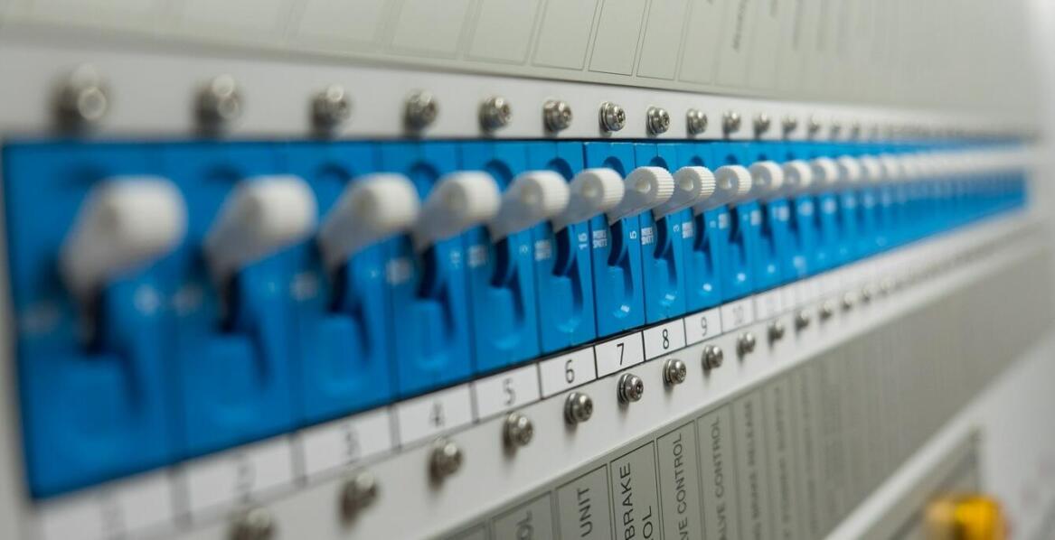 Znaczenie trzybiegunowego łącznika w systemach oświetleniowych i automatyce domowej