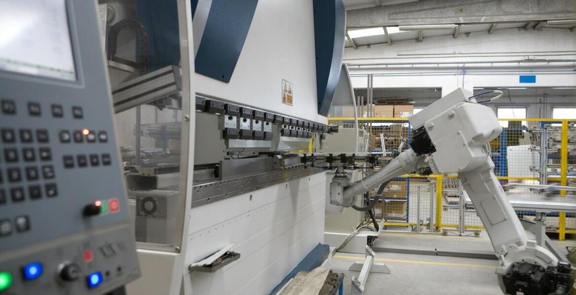 Automatyzacja procesów cięcia i gięcia blachy CNC