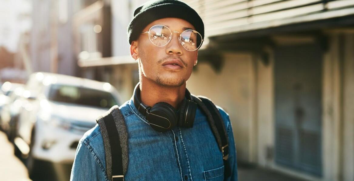 Wykorzystanie akcesoriów do podkreślenia hip-hopowego stylu