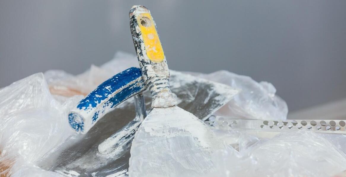 Narzędzia do modelarskiej obróbki gipsu - co warto mieć w pracowni?