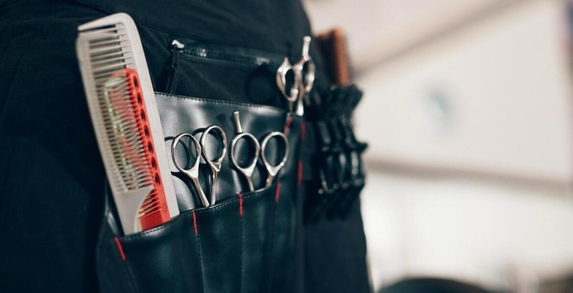 Jakie fryzjerskie fartuchy zapewniają komfort i ochronę?