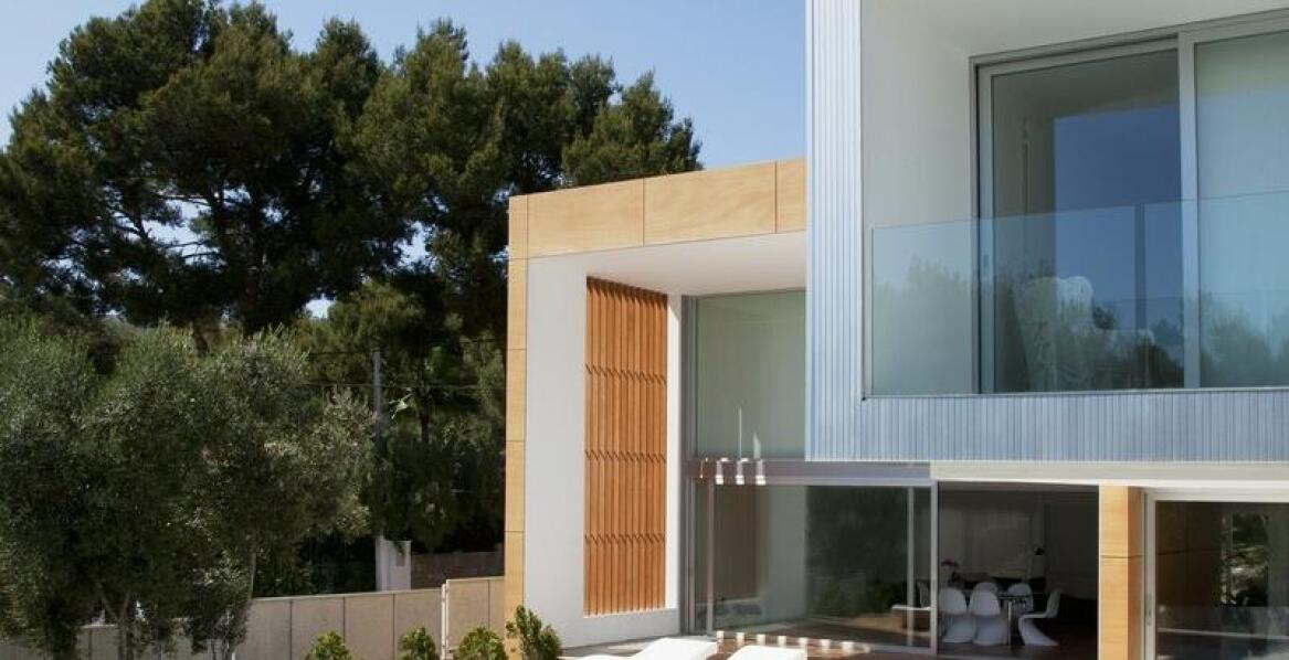 Czym charakteryzuje się luksusowy dom w prestiżowej dzielnicy?