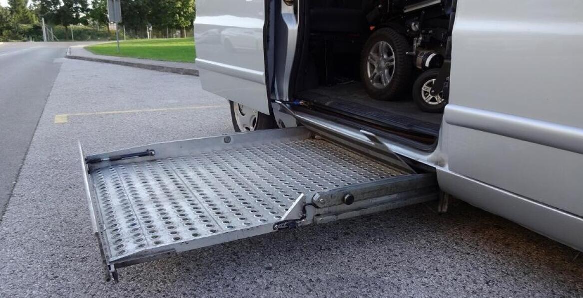 Jakie akcesoria mogą zwiększyć funkcjonalność samochodowego podnośnika dla niepełnosprawnych?