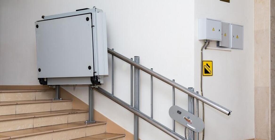Wsparcie techniczne i serwisowanie pionowych podnośników: co warto wiedzieć?