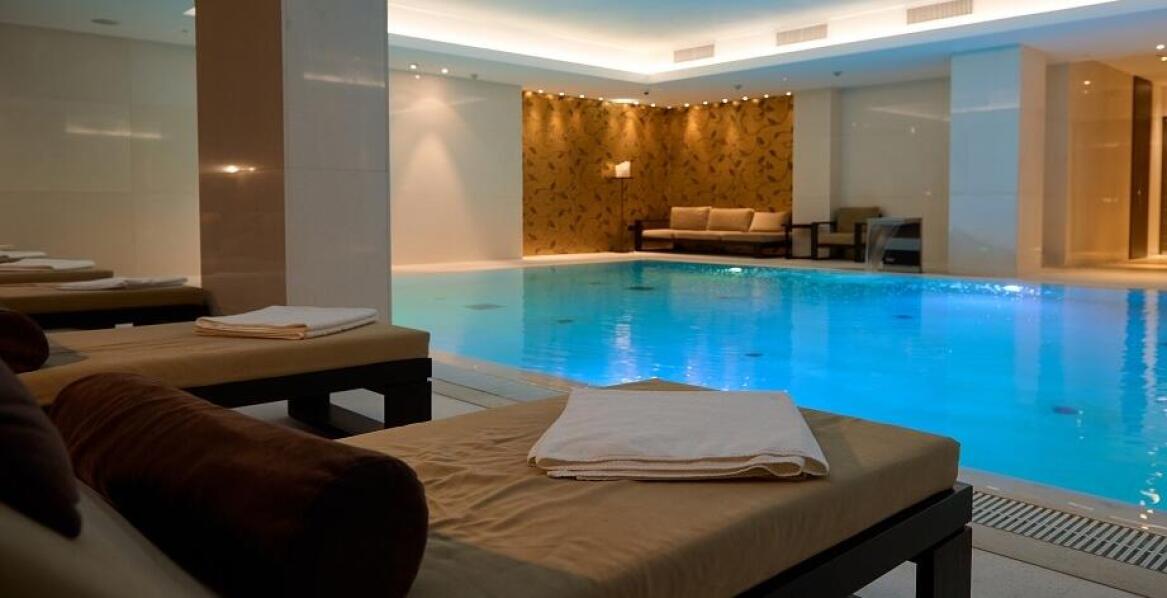 Jakie korzyści niesie pobyt w hotelu z basenem w malowniczych Kielcach?