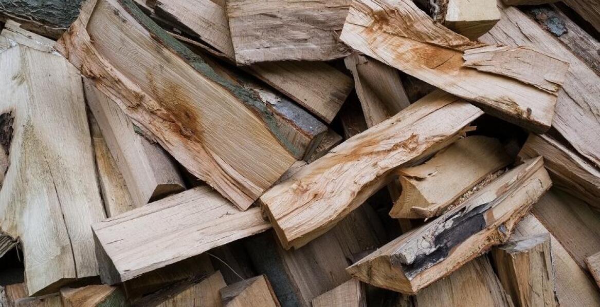 Jak wilgotność poniżej 20% wpływa na spalanie dębowego drewna?