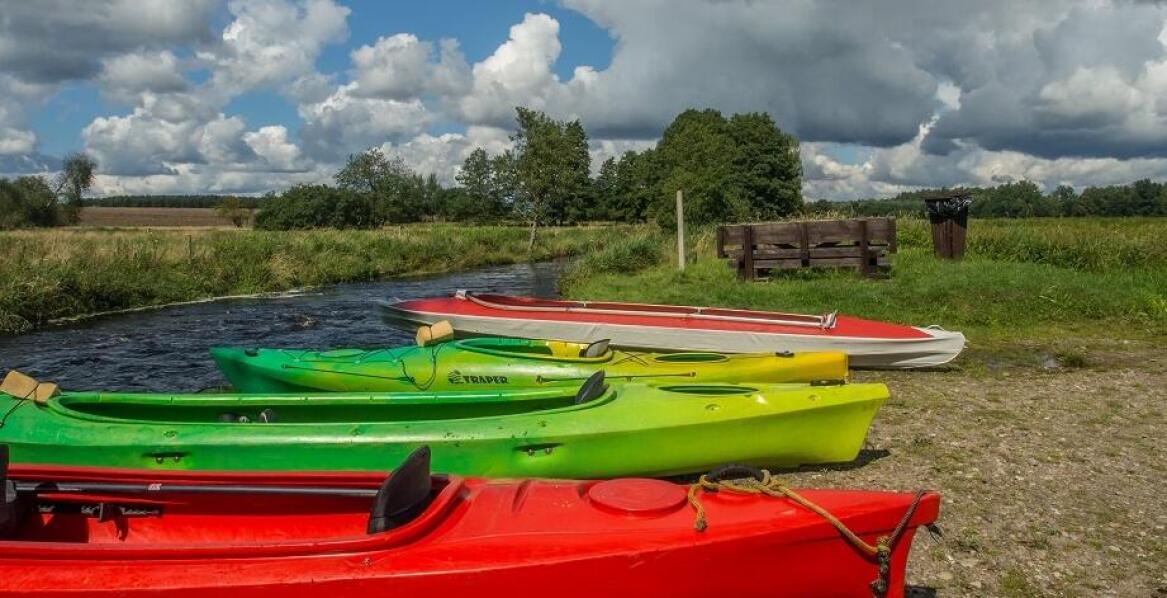 Jakie są główne różnice między sztywnymi kajakami a innymi typami łodzi?