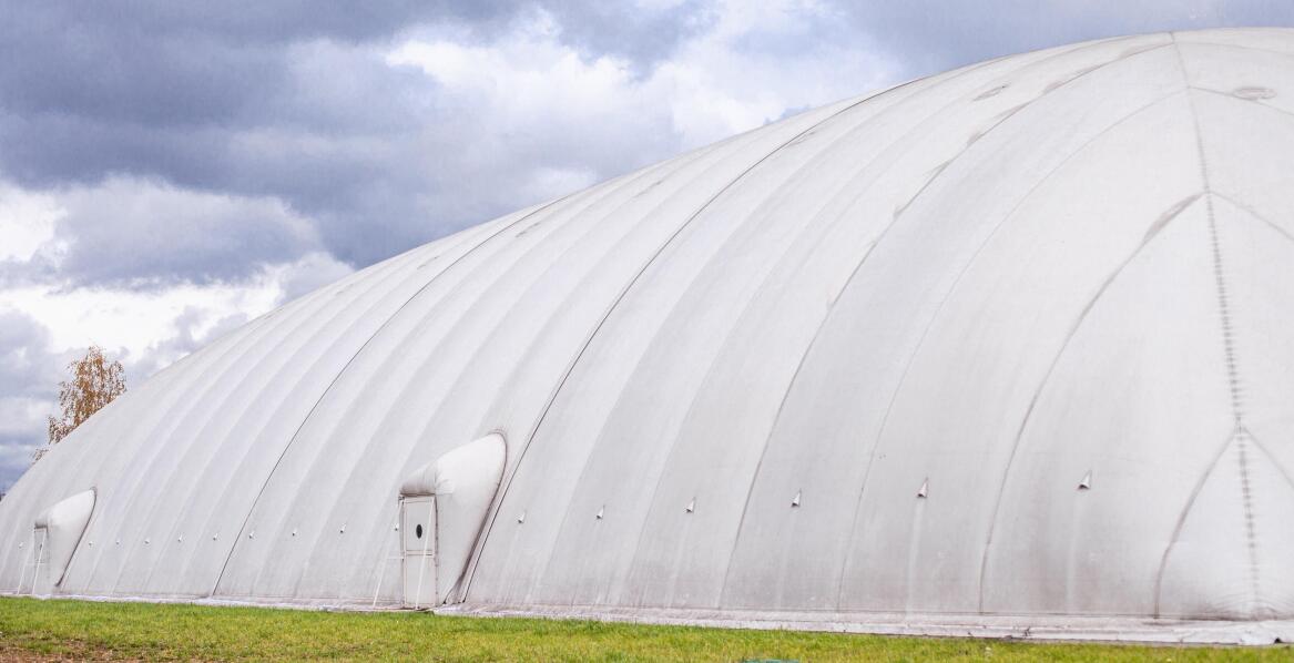 Jakie materiały zapewniają trwałość i bezpieczeństwo dmuchanym namiotom?