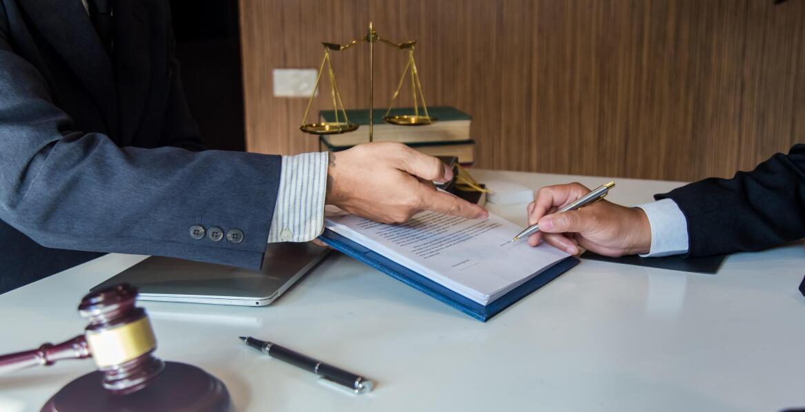 Znaczenie konsultacji z adwokatem przed zawarciem handlowej umowy