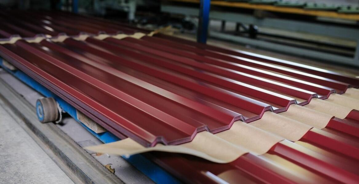 Przewodnik po dostępnych kolorystycznych opcjach dla blaszanych garaży