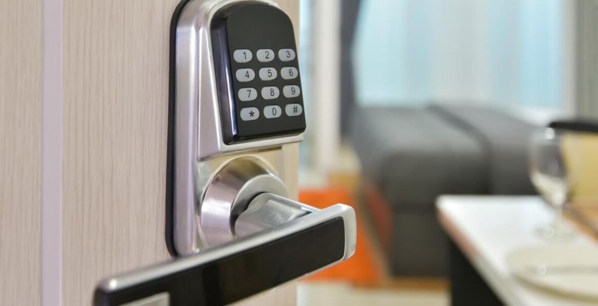 Porównanie różnych systemów do otwierania zewnętrznych drzwi