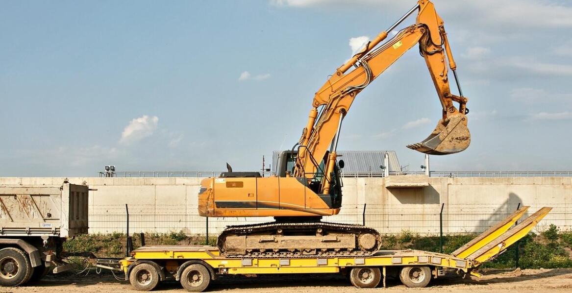 Wynajem koparki a logistyka – jak zaplanować transport i obsługę tego sprzętu?