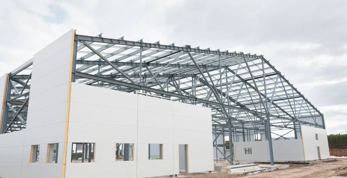 Jak certyfikaty jakości wpływają na projektowanie i budowę przemysłowych hal?