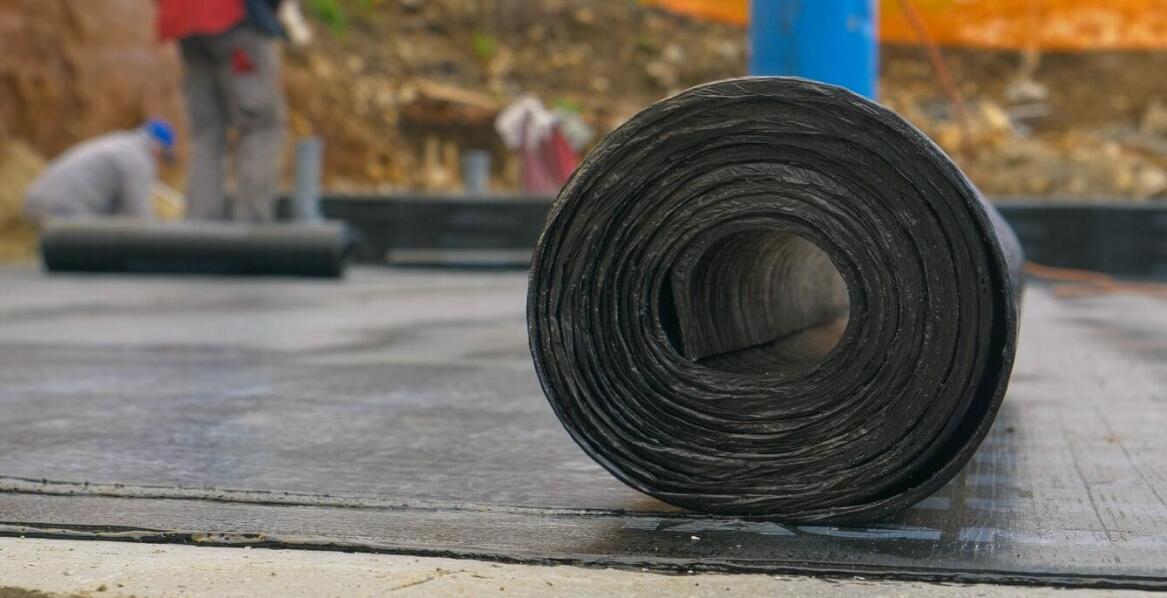 Gruba czarna folia – praktyczne zastosowania w nowoczesnym budownictwie