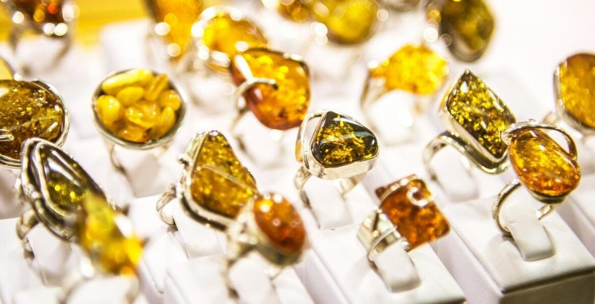 Zastosowanie pozłacanych wykończeń w projektowaniu bursztynowych pierścionków