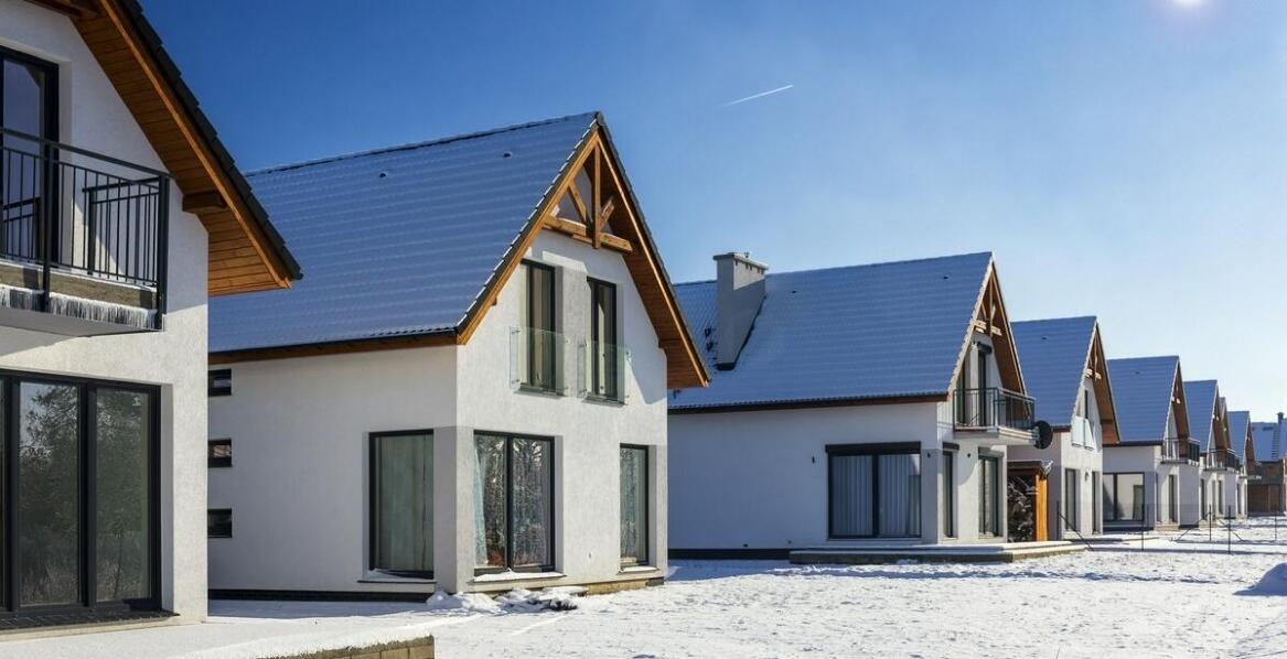 Najnowsze trendy w projektowaniu dachów z użyciem koloru forest green.