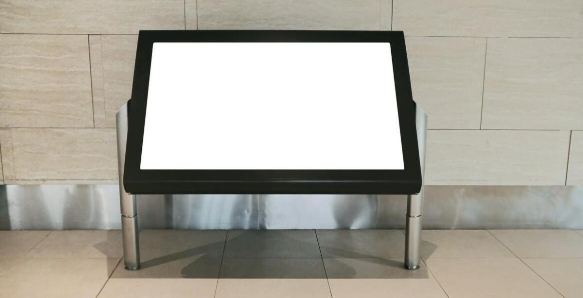 Jak multimedialne kioski mogą wspierać działania promocyjne w galerii sztuki?