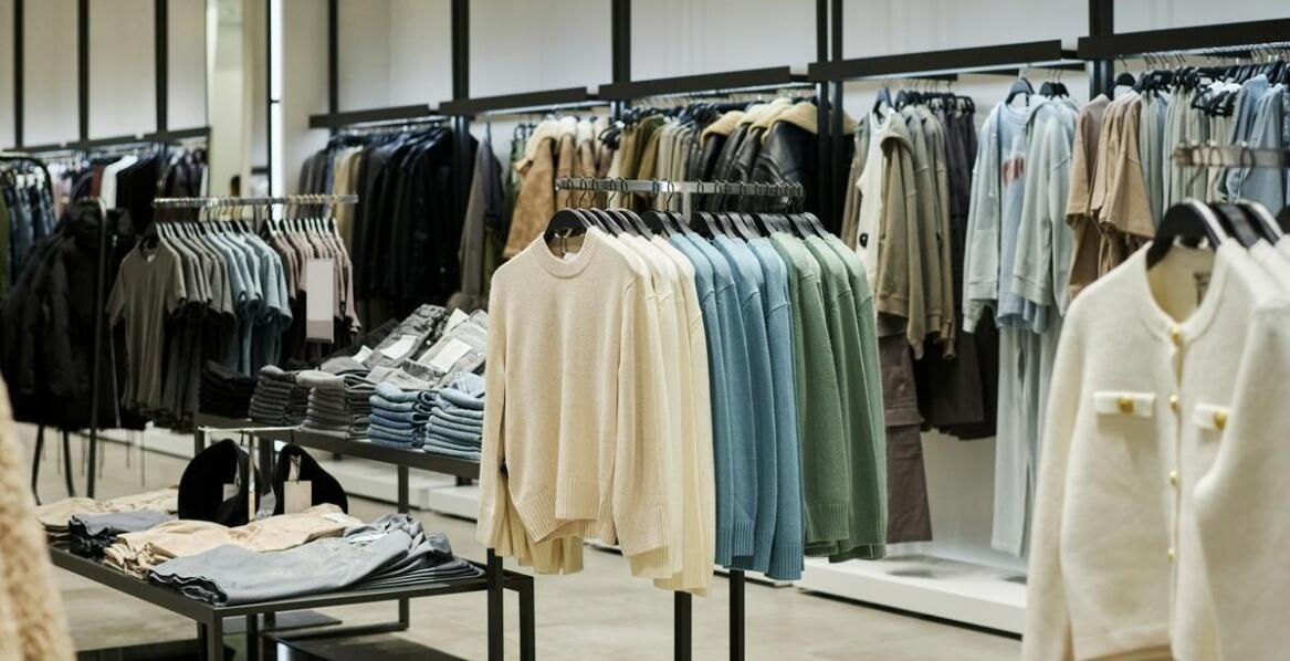 Jakie kolory i wzory dominują w kolekcjach crew neck w tym sezonie?