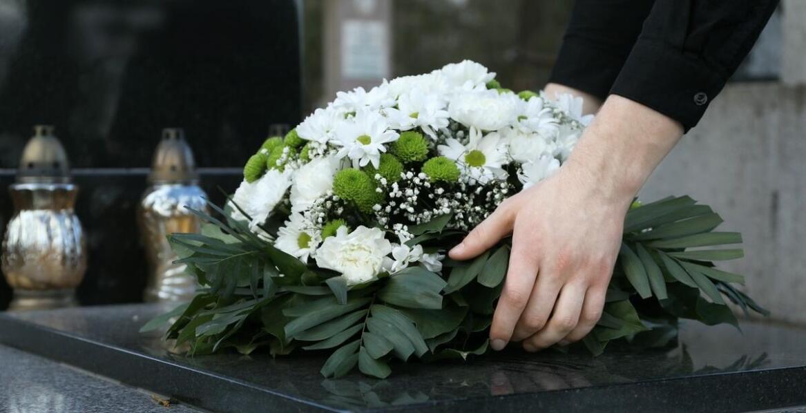 Znaczenie tradycji w tworzeniu pogrzebowych wieńców