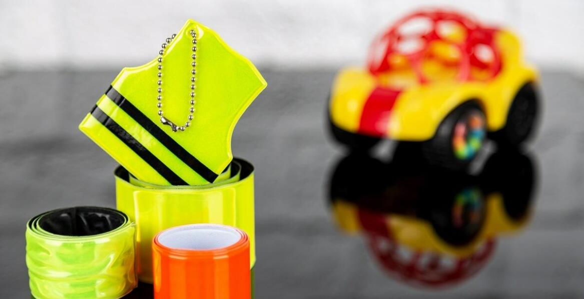 Efektywność odblaskowych breloków z nadrukiem w kampaniach społecznych