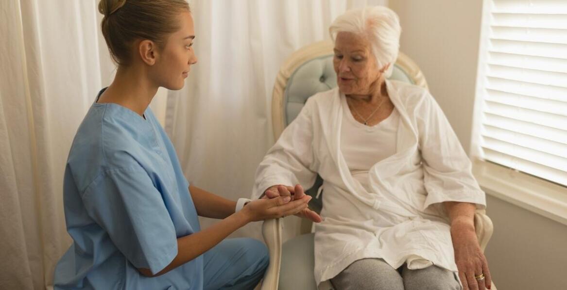 Jak profesjonalna pomoc dla seniora może wspierać codzienne funkcjonowanie?