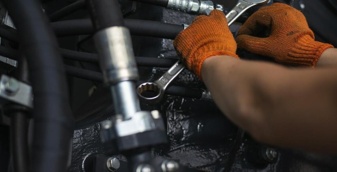 Serwisowanie a żywotność zamiennych części do wózków widłowych