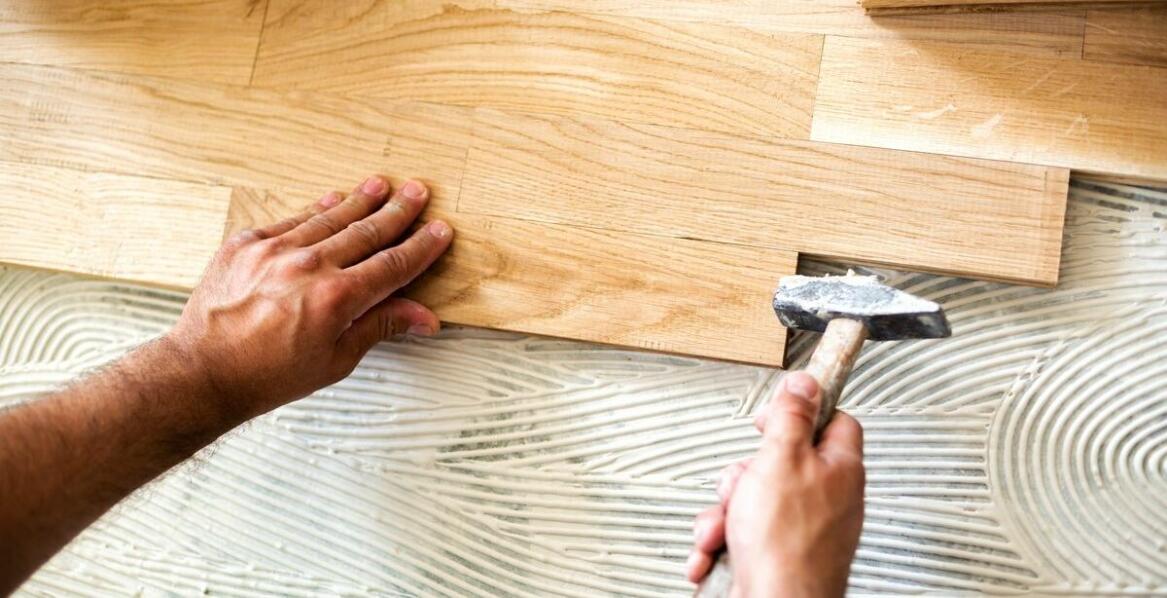 Jakie są zalety profesjonalnego układania podłogi?