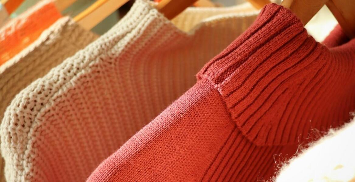 Komplet top i sweterek – must-have w szafie każdej kobiety