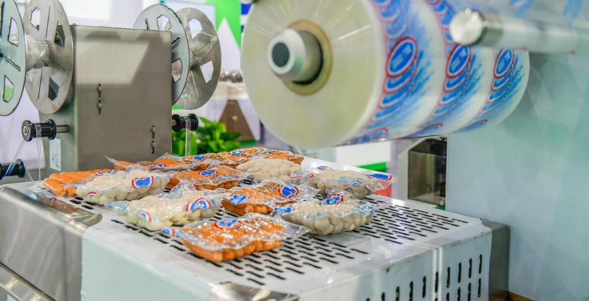 Wpływ maszyn pakujących na efektywność produkcji w przemyśle spożywczym