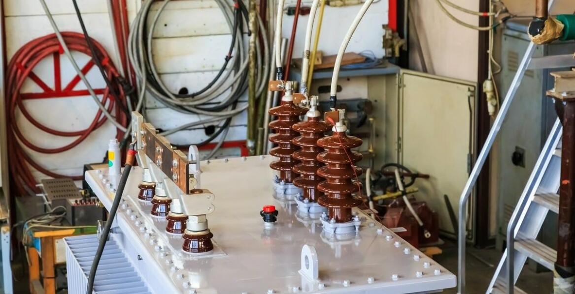 Przewodnik po zastosowaniu transformatora głośnikowego 100V w obiektach usługowych.