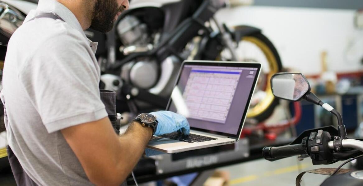 Wpływ niskiego napięcia na działanie elektrycznych układów w motocyklach