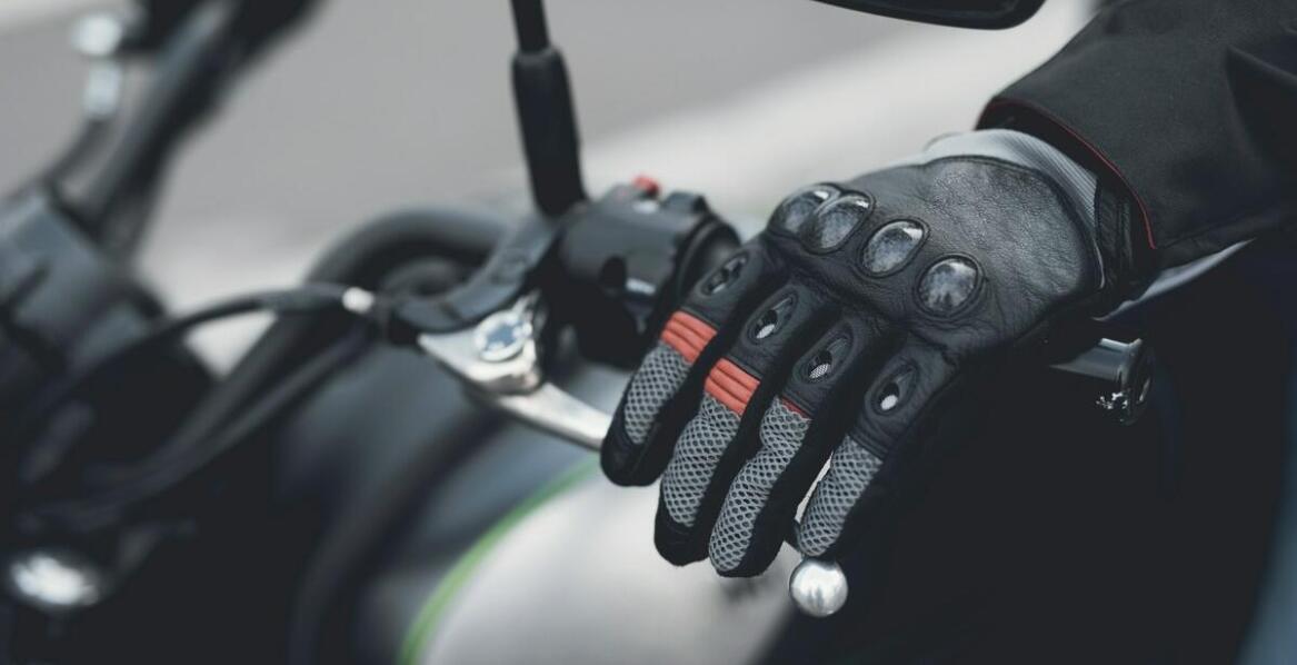 Rękawice Modeka Air Ride a zmienne warunki pogodowe – jak radzą sobie?