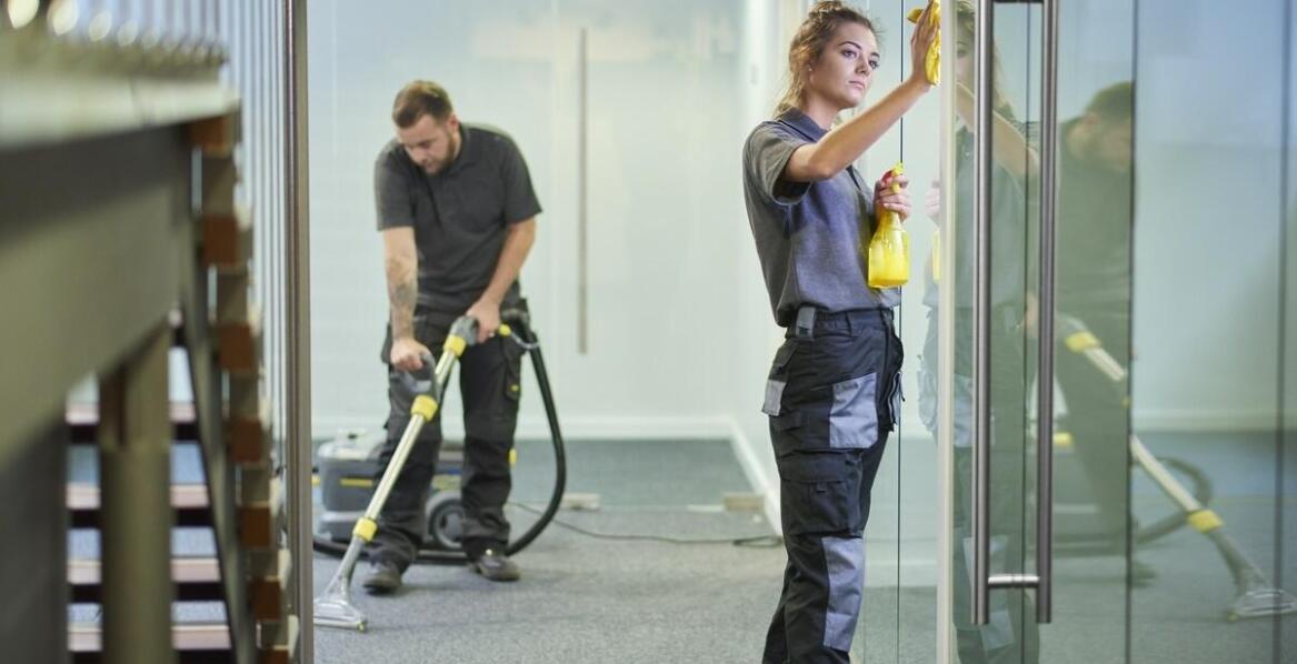 Efektywność czyszczenia płaskich powierzchni w kontekście sprzątania biur