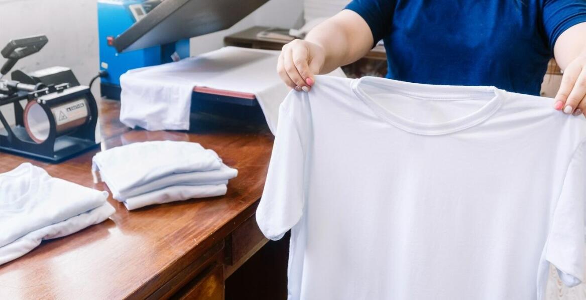 Dlaczego warto inwestować w damskie koszulki promostars?