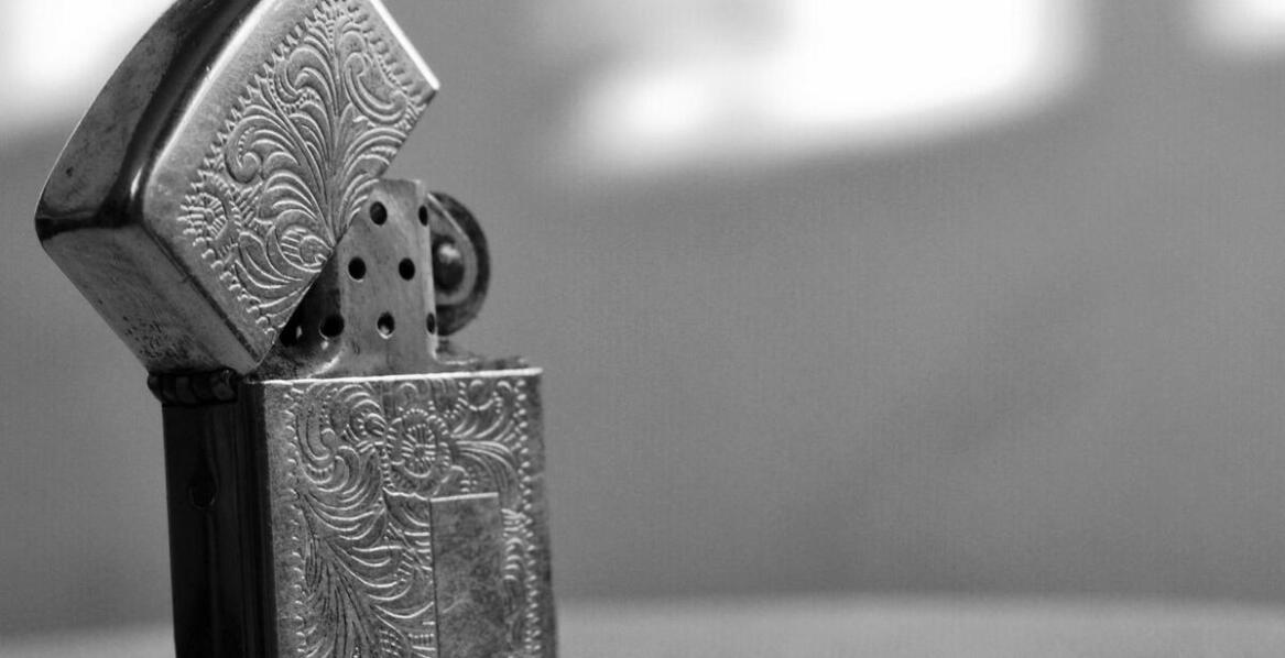 Jak personalizacja benzynowej zapalniczki wpływa na jej wartość rynkową?