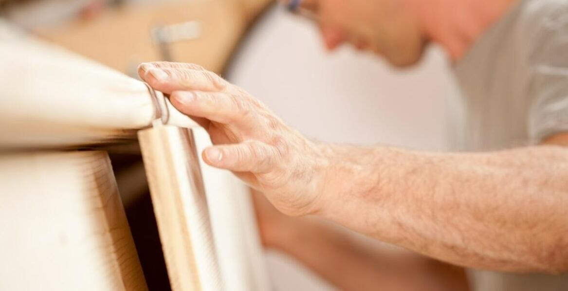 Jak profesjonalna wymiana fornirów wpływa na wygląd mebli?