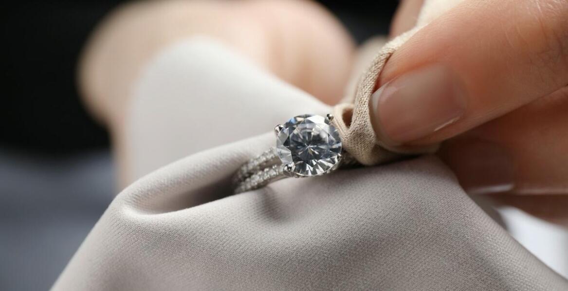 Jak personalizacja zaręczynowego pierścionka wpływa na jego wyjątkowość?