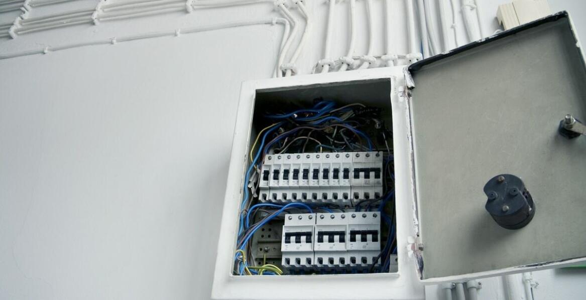 Jak łączy estetykę z bezpieczeństwem w instalacjach elektrycznych?