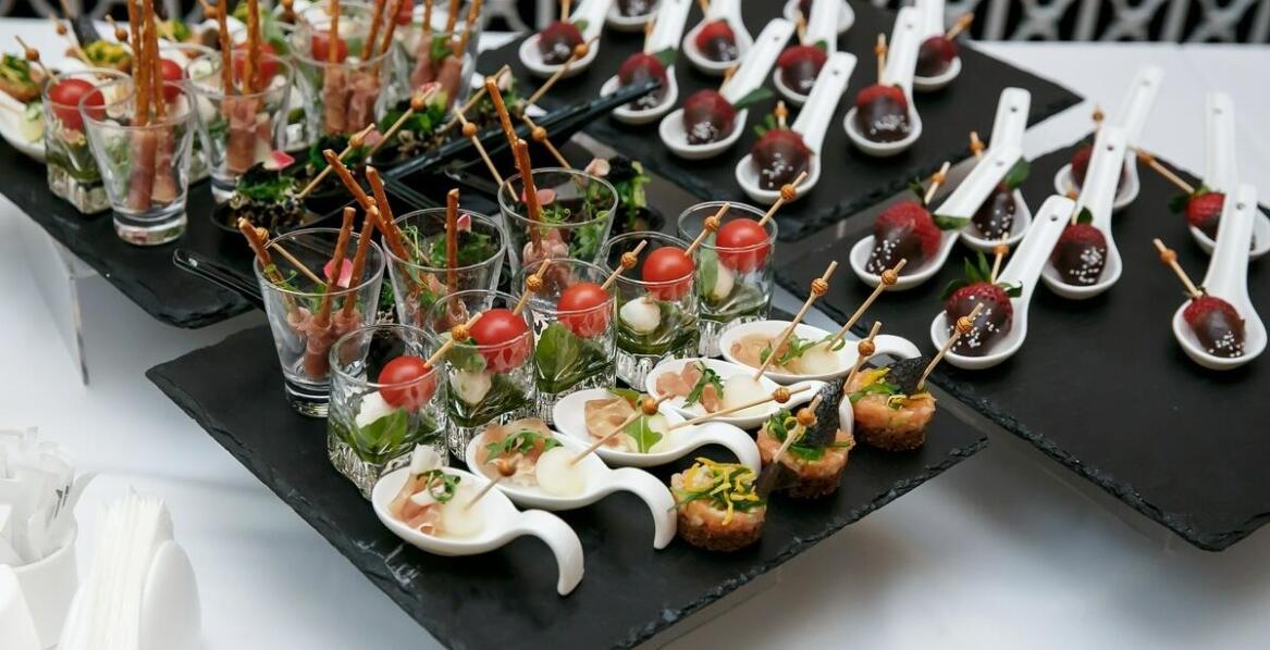 Świąteczny catering: jak zaskoczyć gości oryginalnym menu?