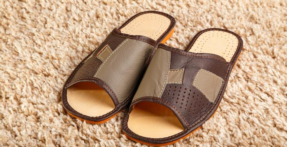 Porównanie kapci z odkrytymi palcami z innymi modelami domowego obuwia